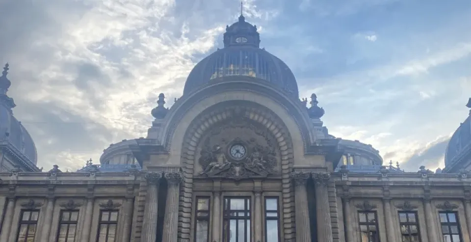El impresionante Palacio CEC en Bucarest, Rumania.