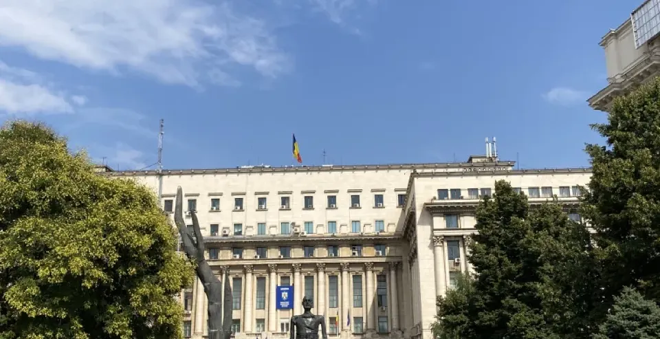 El Palacio del Parlamento en Bucarest, Rumania, con esculturas en primer plano.