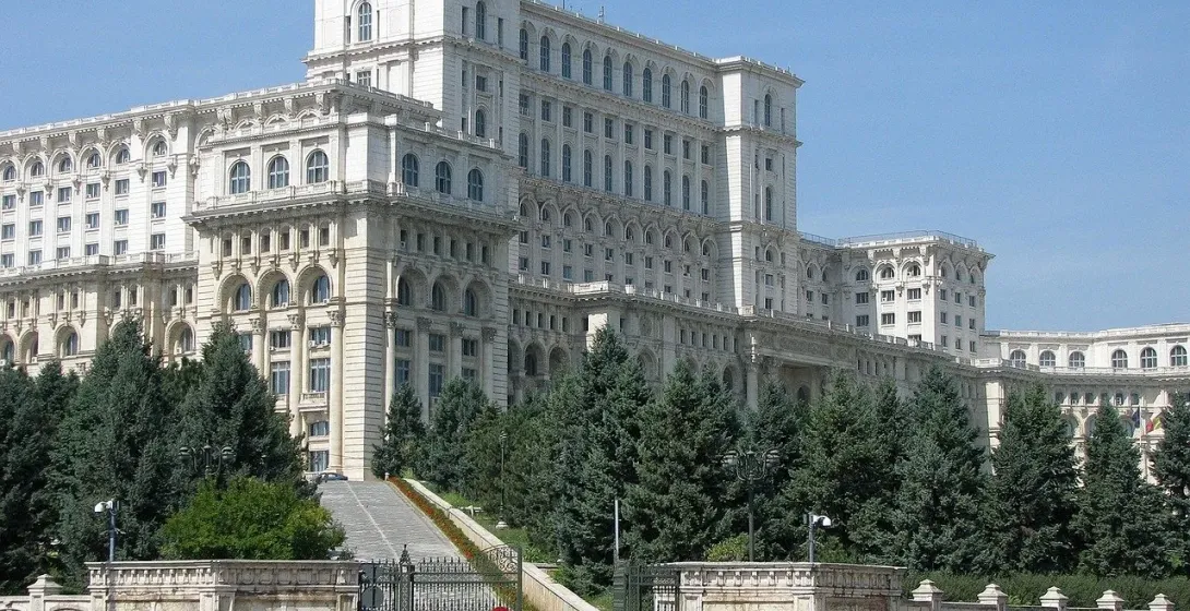 El impresionante Palacio del Parlamento en Bucarest, Rumania.
