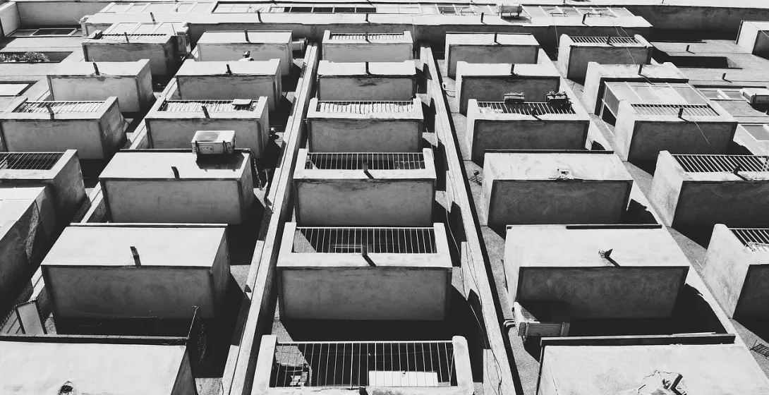 Foto en blanco y negro de un edificio de apartamentos en Bucarest, mostrando su arquitectura única.