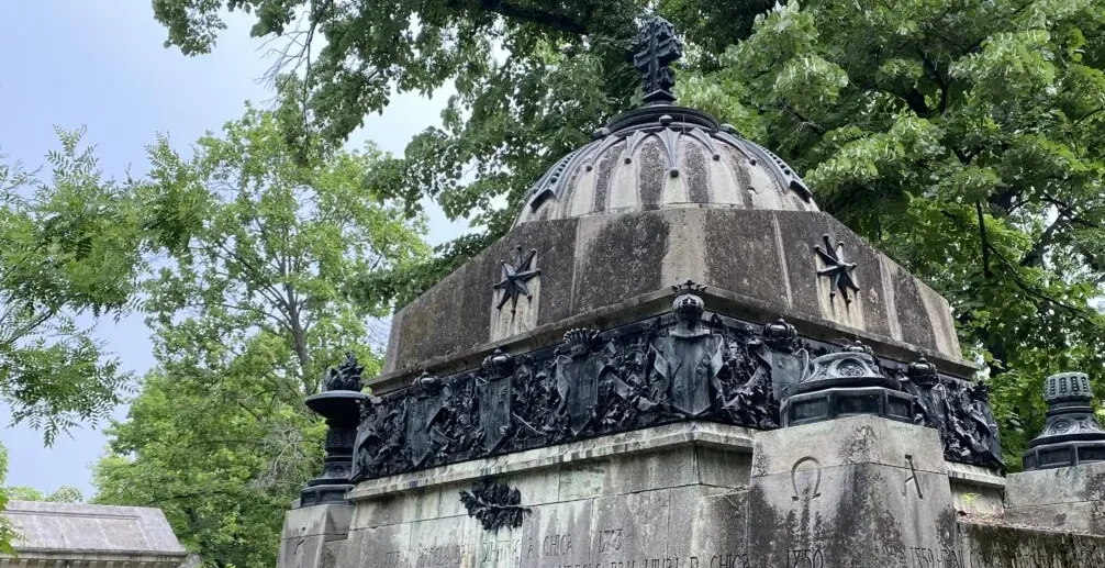 Mauzoleo ornamentado en el Cementerio Bellu de Bucarest, Rumania.