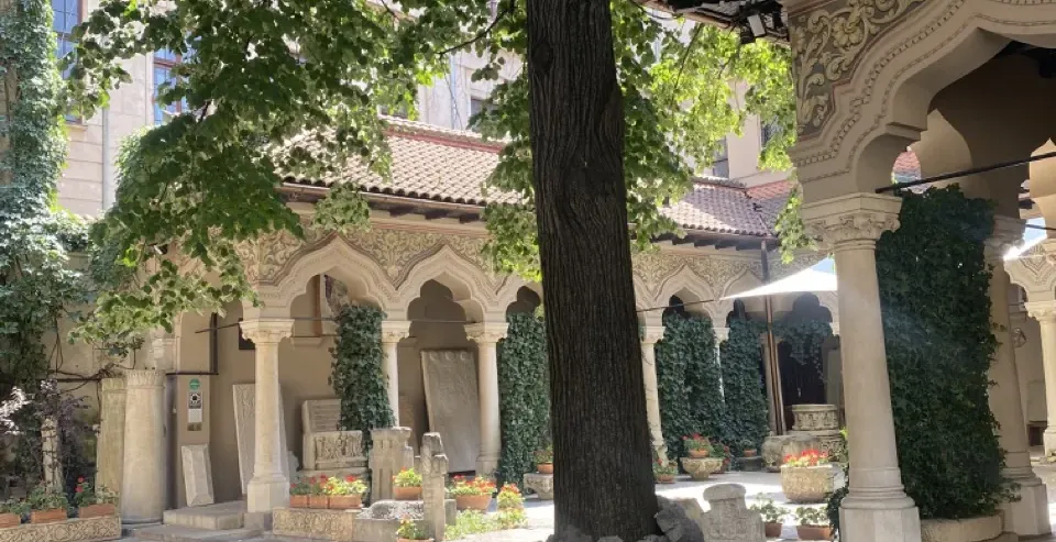 Tranquilo patio de un histórico monasterio rumano en Bucarest.