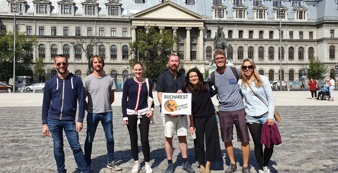 Turistas felices en un tour gratuito de Walkabout por Bucarest.