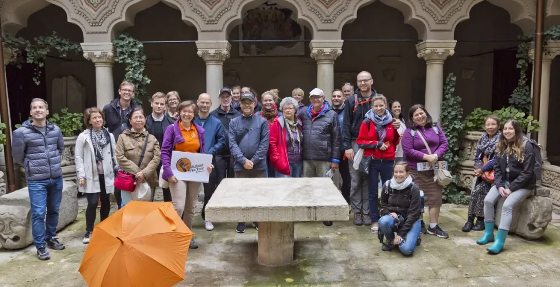 Turistas felices en un tour gratuito de Walkabout Free Tour en Bucarest, Rumania.