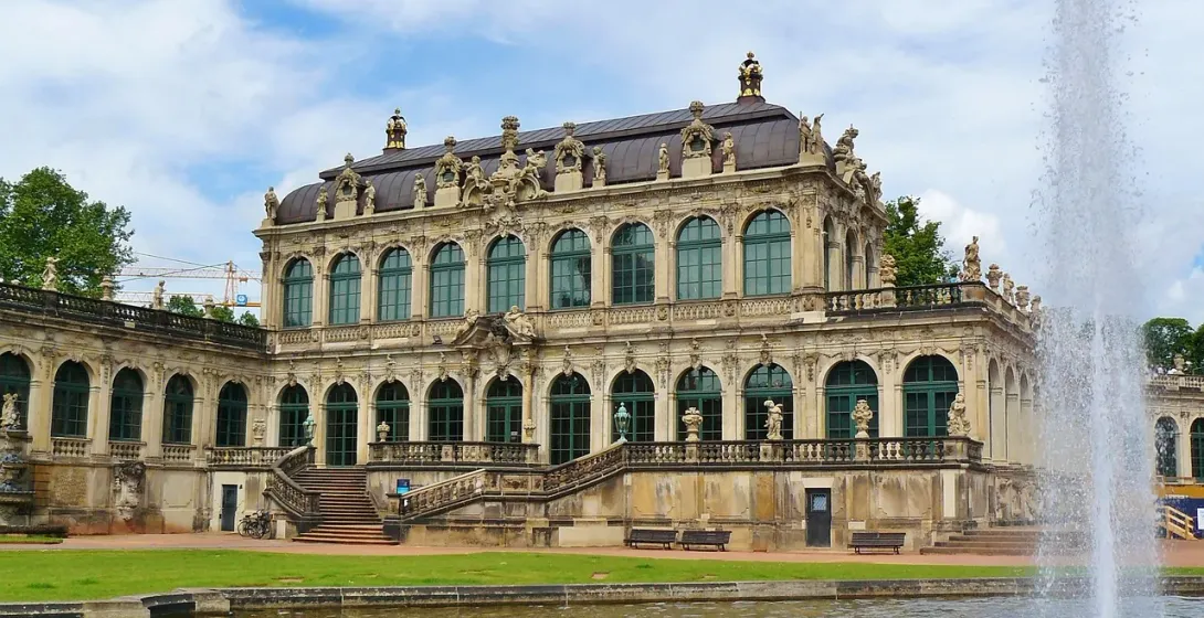 Palacio Zwinger en Dresde, Alemania: un impresionante palacio barroco con una piscina reflectante y una fuente.