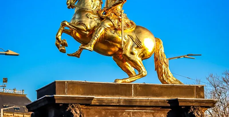 Estatua ecuestre dorada de Augusto II el Fuerte en Dresde, Alemania.