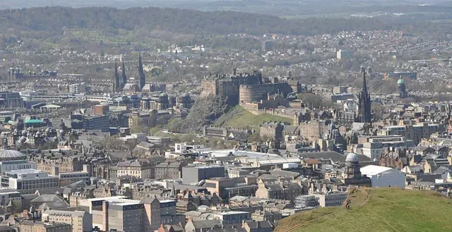 Vista panorámica del Castillo de Edimburgo y la ciudad desde Calton Hill.