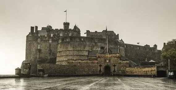 Castillo de Edimburgo, un hito histórico en Escocia.
