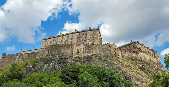 Castillo de Edimburgo, una majestuosa fortaleza en una roca, con vistas a la ciudad.