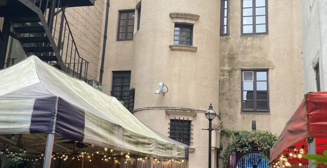 Enjoy a delightful meal in a charming Edinburgh courtyard restaurant.