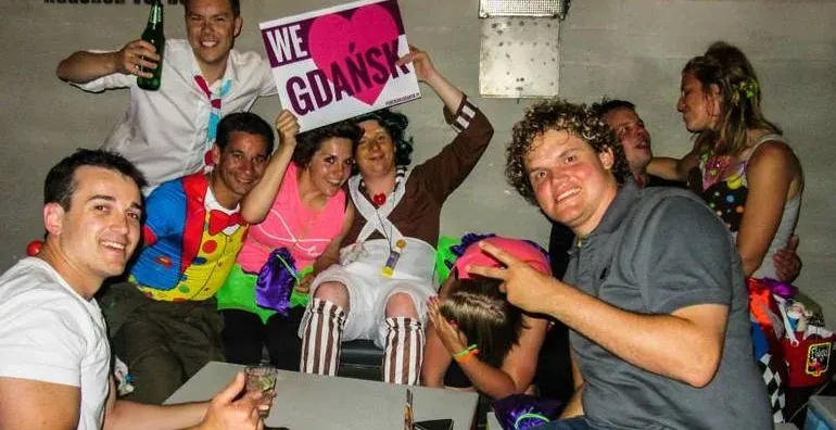 Weseli turyści w Gdańsku, Polska, dobrze się bawią wieczorem.