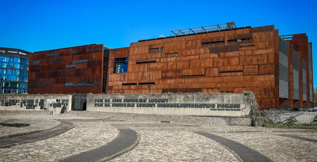 Europejskie Centrum Solidarności w Gdańsku, Polsce, nowoczesne muzeum z fasadą w kolorze rdzy.