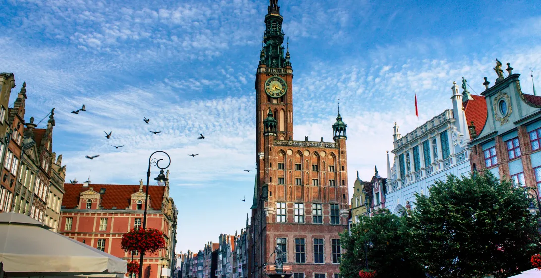 El Ayuntamiento Principal de Gdansk y su arquitectura circundante.