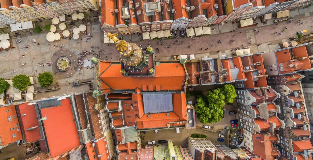 Vista aérea del casco antiguo de Gdansk, mostrando su encantadora arquitectura y su animado mercado.
