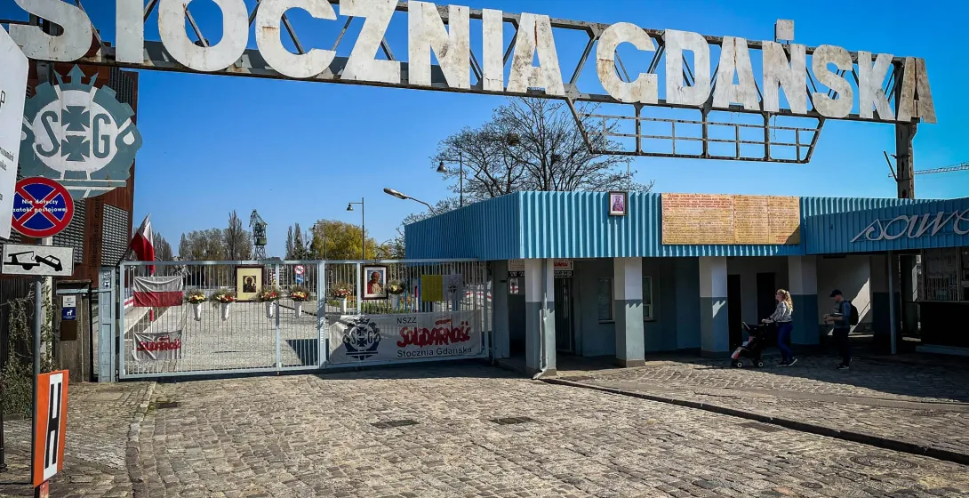 Wejście do Stoczni Gdańskiej, historycznego miejsca w Polsce.