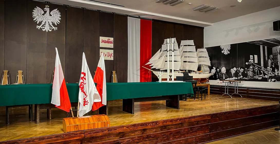 Scena w Gdańsku, Polska, z polskimi flagami i modelem statku.