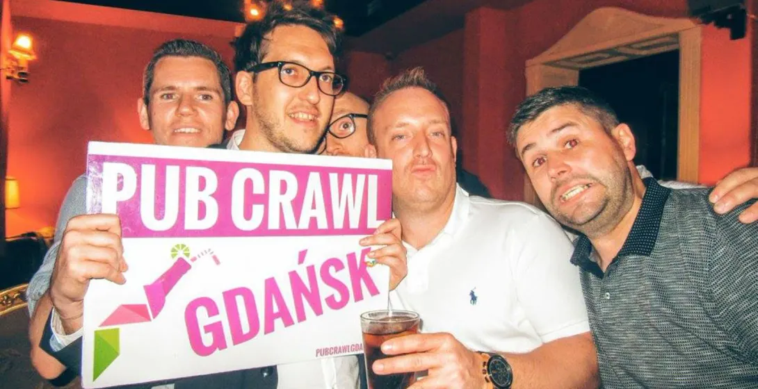 Weseli turyści na pub crawl w Gdańsku.