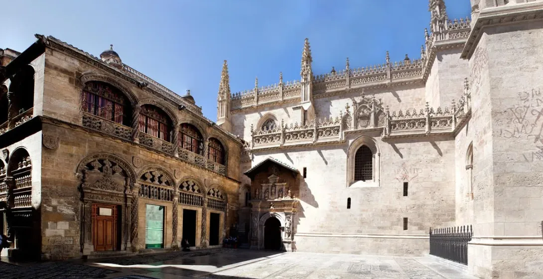 La Capilla Real de Granada, un impresionante ejemplo de arquitectura gótica en España.