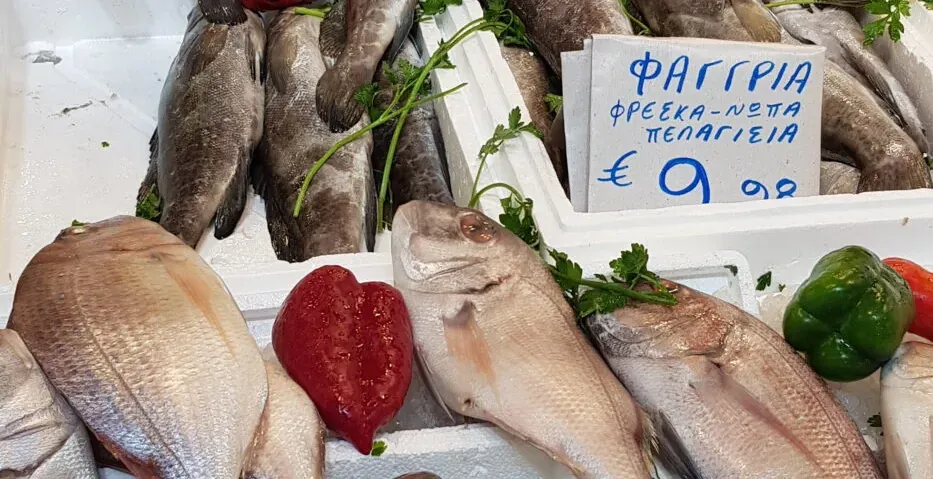 Pescado fresco en un vibrante mercado griego.