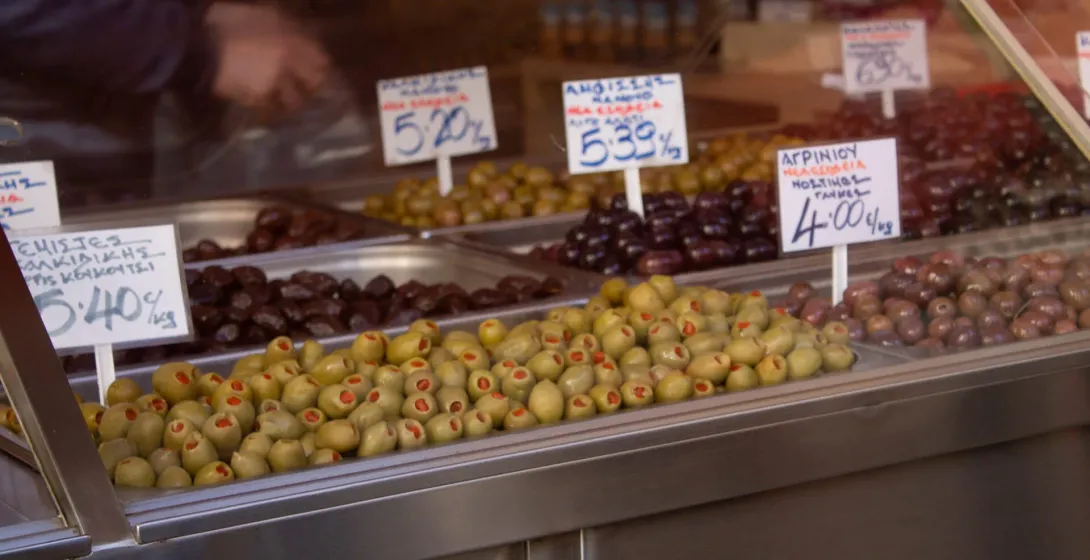 Variedades de aceitunas en exhibición en un mercado griego.