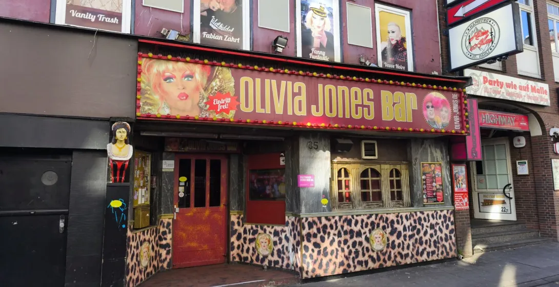 Olivia Jones Bar en el distrito de St. Pauli en Hamburgo, un vibrante destino de vida nocturna.