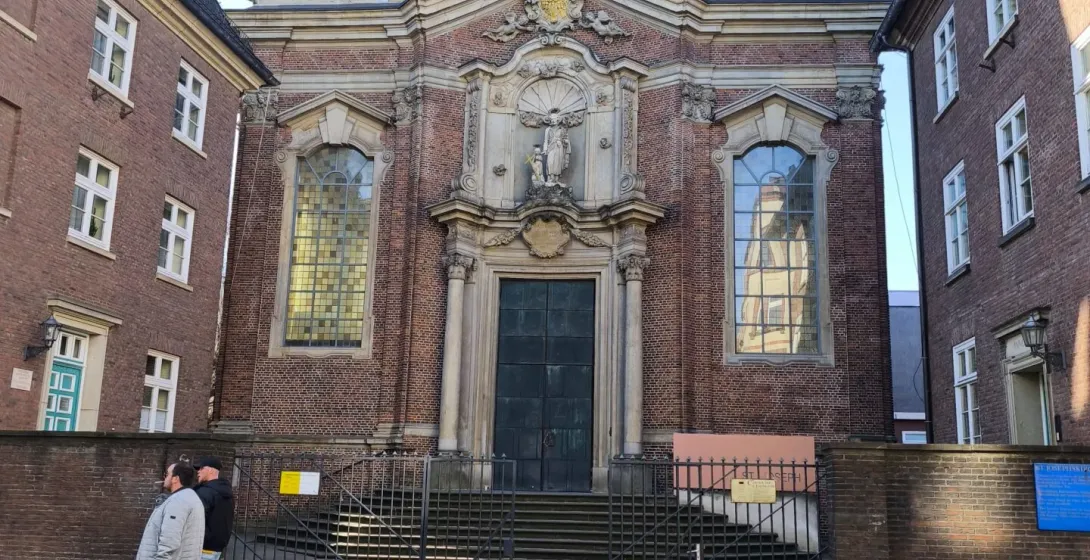 La Iglesia de Santa Catalina en Hamburgo, Alemania, un hermoso edificio de estilo barroco.