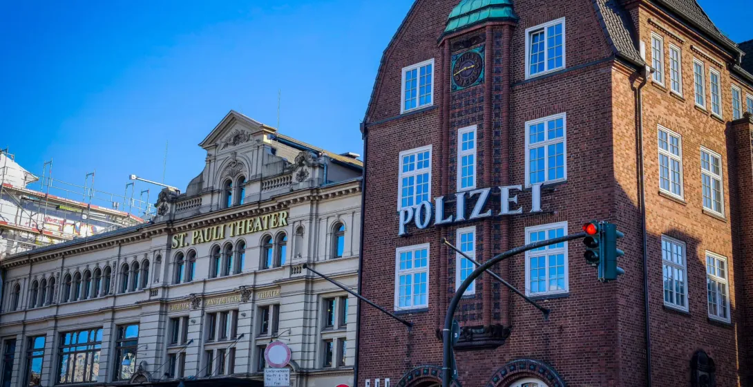 Histórico Teatro St. Pauli y comisaría de policía en Hamburgo, Alemania.