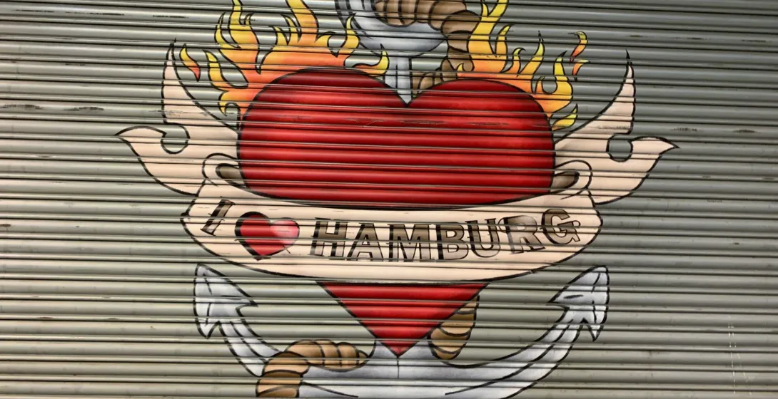 Un mural en Hamburgo que muestra un corazón en llamas y un ancla.