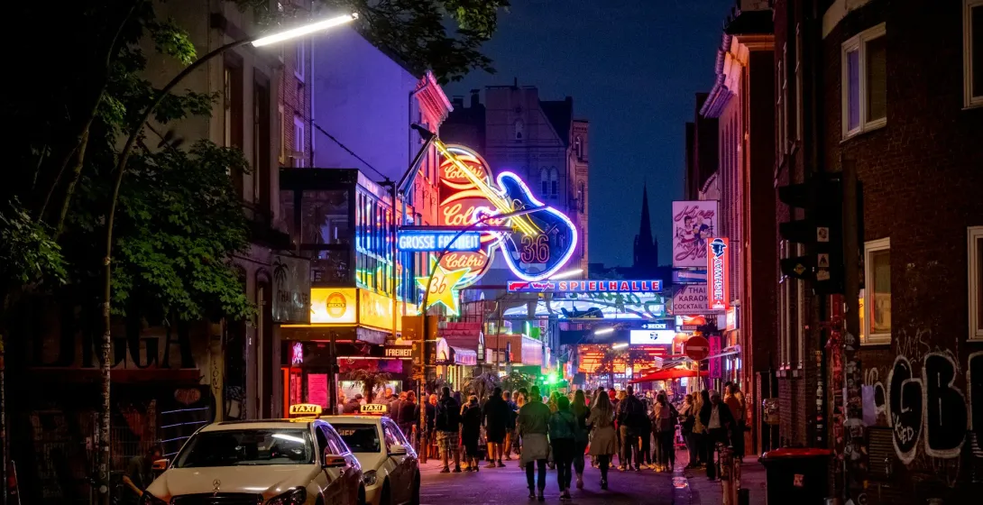 Vibrante vida nocturna en la calle Grosse Freiheit en Hamburgo, Alemania.