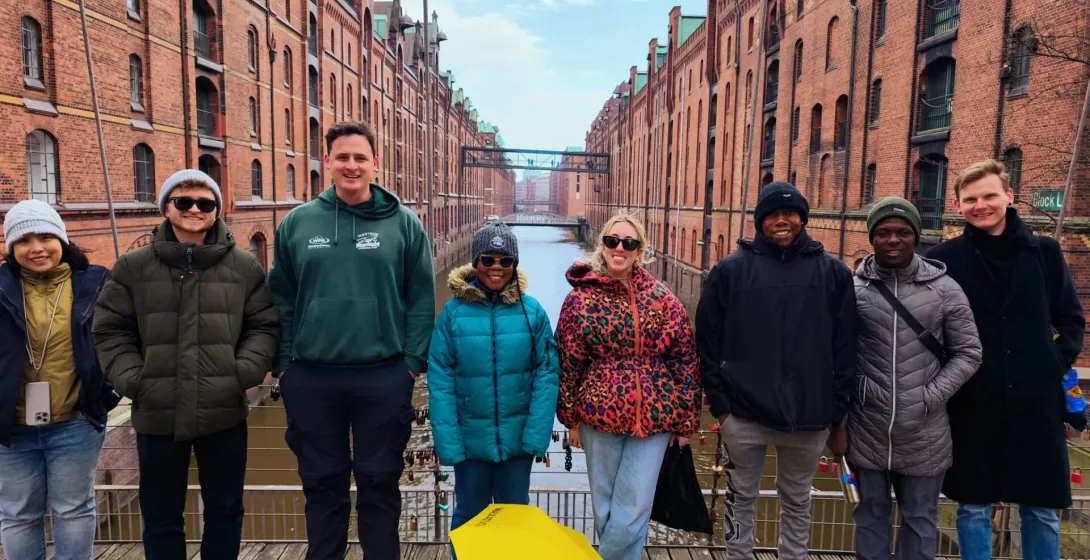 Turistas felices en una visita guiada a la Speicherstadt de Hamburgo.