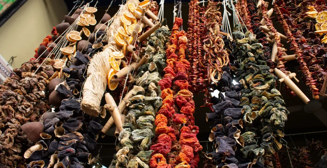Hilos coloridos de frutas y verduras secas cuelgan en un mercado de Estambul.
