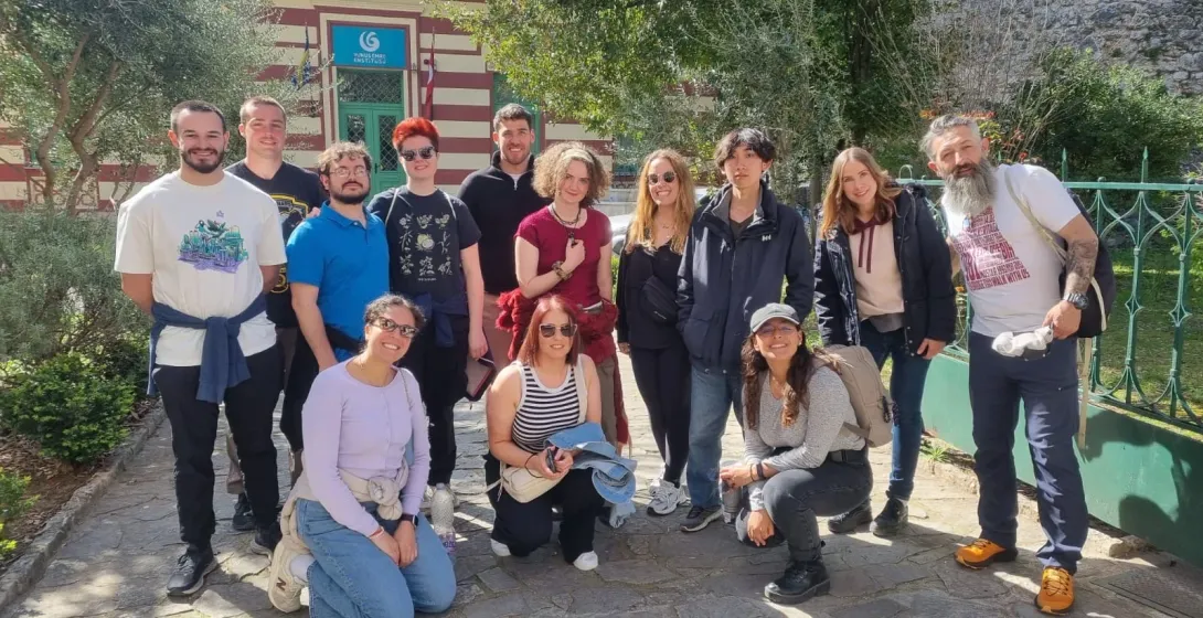 Fröhliche Touristen auf einer Gruppenreise in Istanbul, posieren vor einem historischen Gebäude.