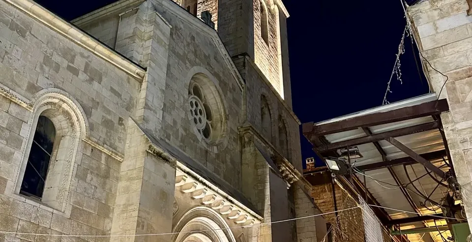 Die beleuchtete Kirche St. Anna bei Nacht in der Altstadt von Jerusalem.