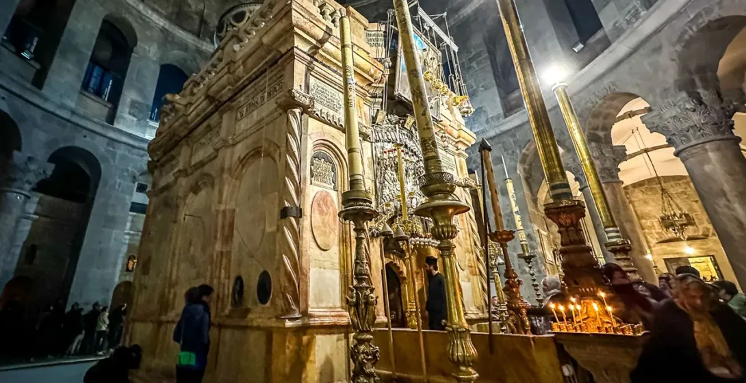 Pilger am Edicula, dem Schrein über dem Grab Jesu, in der Grabeskirche in Jerusalem.