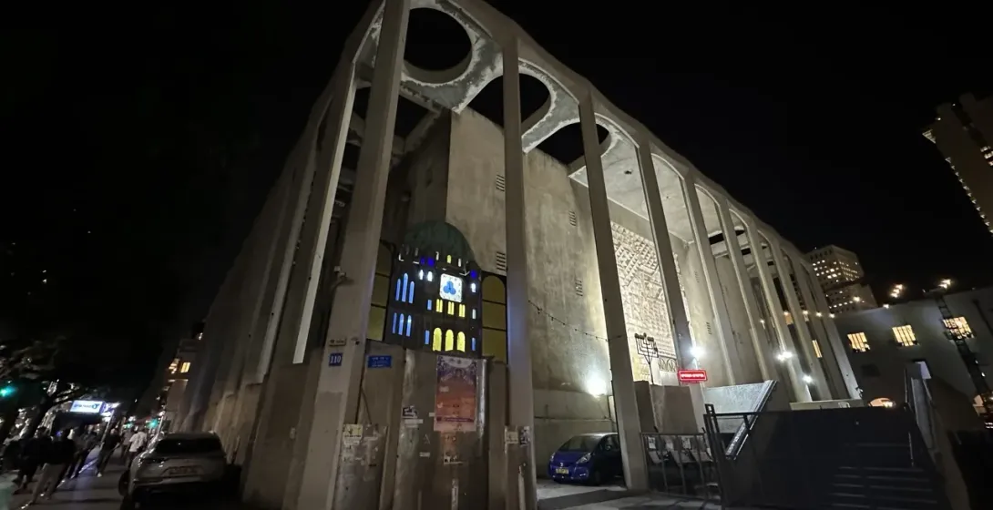 Nachtaufnahme der beeindruckenden Hurva-Synagoge in der Altstadt von Jerusalem.