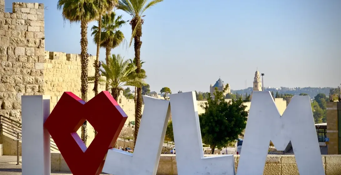 I❤JERUSALEM-Schild vor den Mauern der Altstadt von Jerusalem.