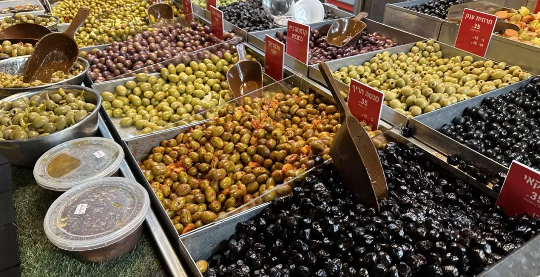 Verschiedene Olivensorten auf dem Machane Yehuda Markt in Jerusalem.
