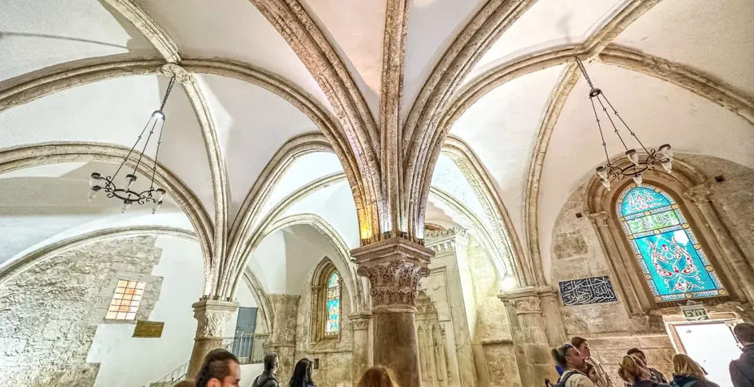 Reisegruppe erkundet die beeindruckende Architektur einer historischen Kirche in Jerusalem.