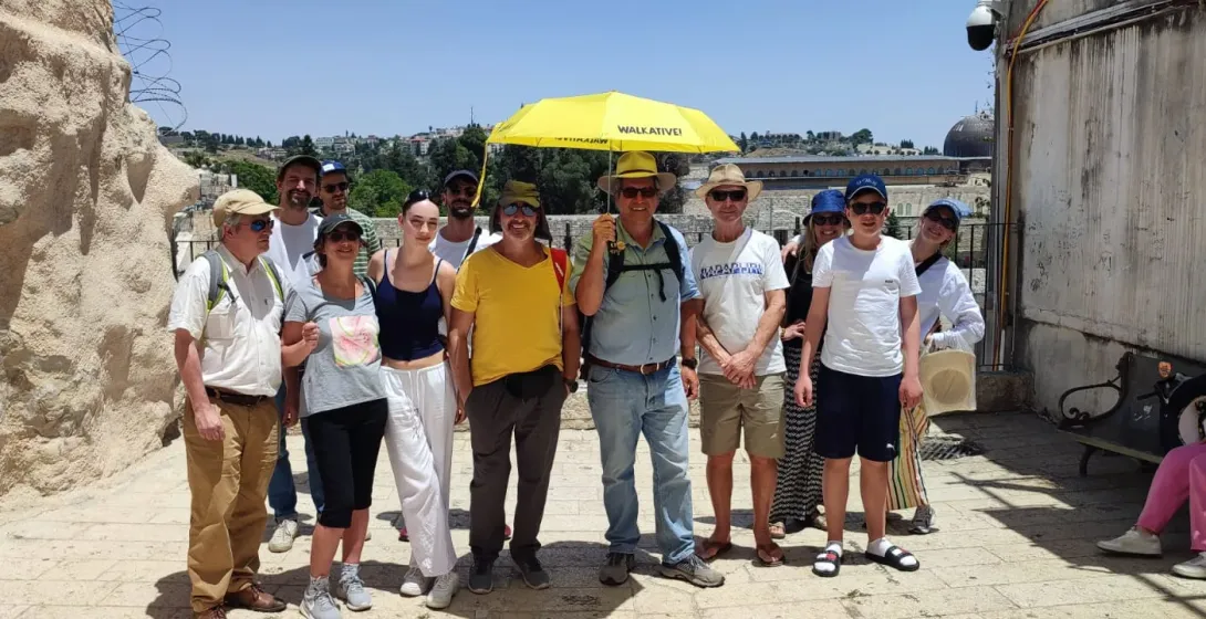 Fröhliche Touristen auf einer geführten Tour in Jerusalem.