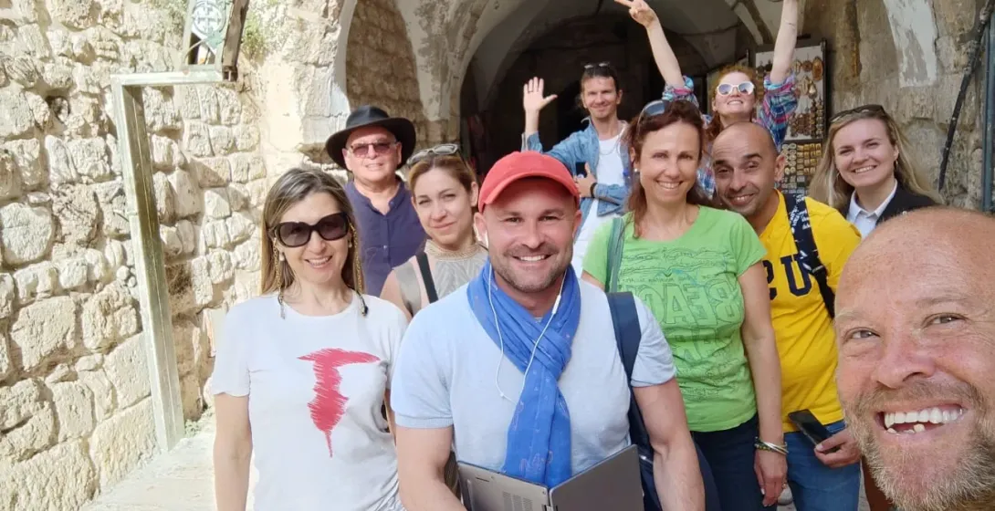 Fröhliche Touristen auf einer geführten Tour in der Altstadt von Jerusalem.
