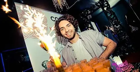 Barman na imprezie Krakow Cocktail Crawl.