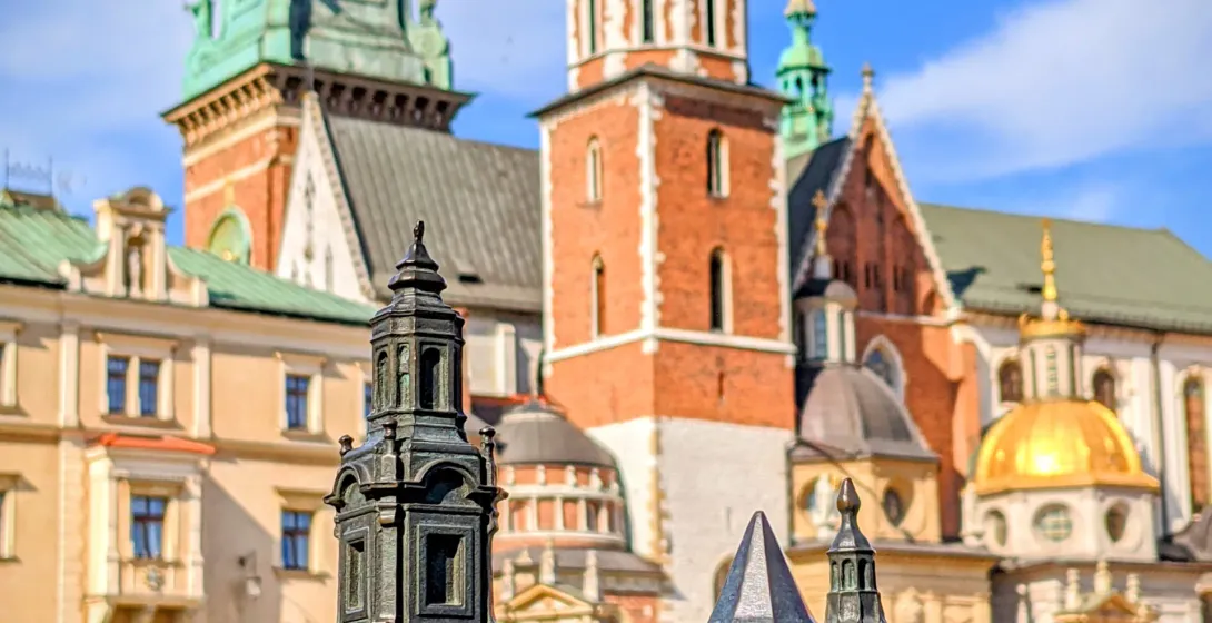 Modelo de bronce de la Catedral de Wawel en Cracovia, Polonia, con la catedral real desenfocada en el fondo.
