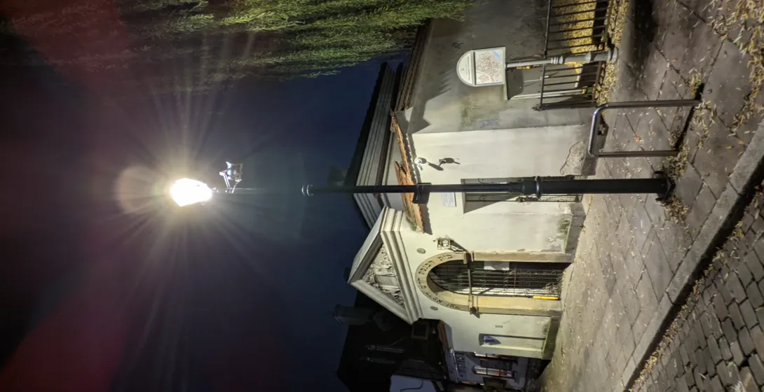 Historisches Gebäude in Krakau bei Nacht.
