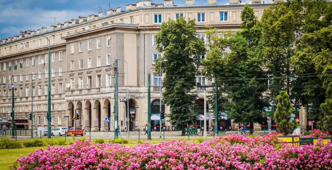 Eine geführte Wanderung durch Nowa Huta, Krakau, mit wunderschöner Architektur und blühenden Blumenbeeten.