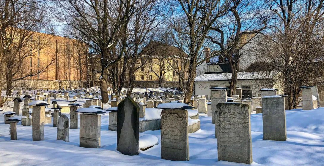 Schneebedeckte Grabsteine auf dem alten jüdischen Friedhof in Krakau.