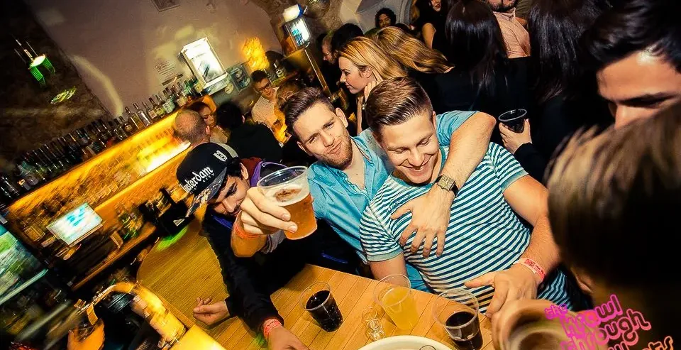 Przyjaciele bawią się na krakowskim pub crawl.