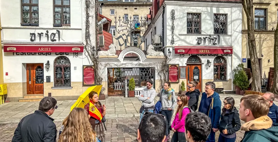 Geführte Tourgruppe im Krakauer Kazimierz-Viertel vor dem Ariel Restaurant.