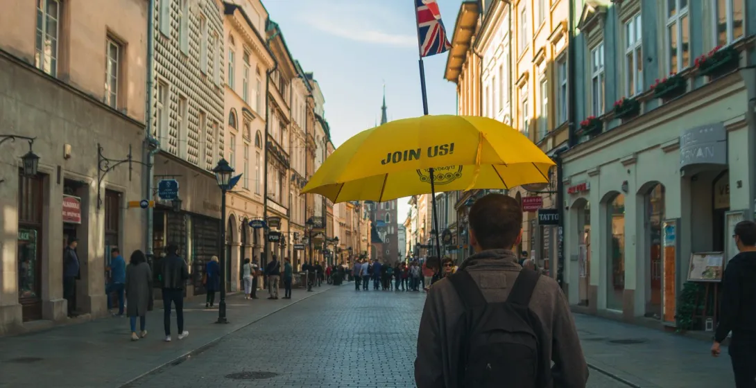 A tour guide in Krakow invites you to join their walking tour.