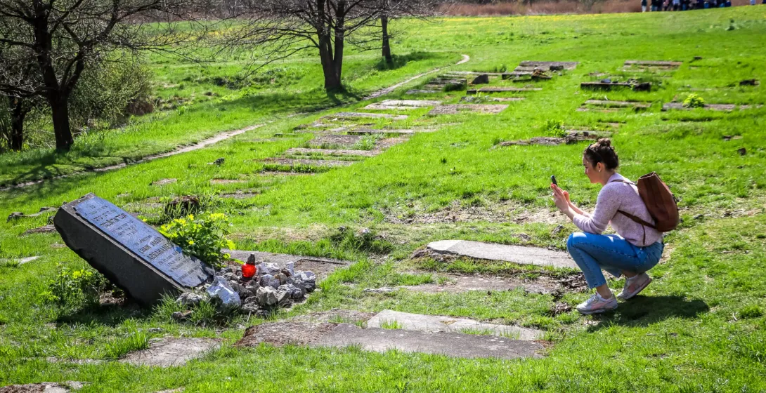 Tourist, der ein Foto am Mahnmal von Płaszów in Krakau, Polen, macht.