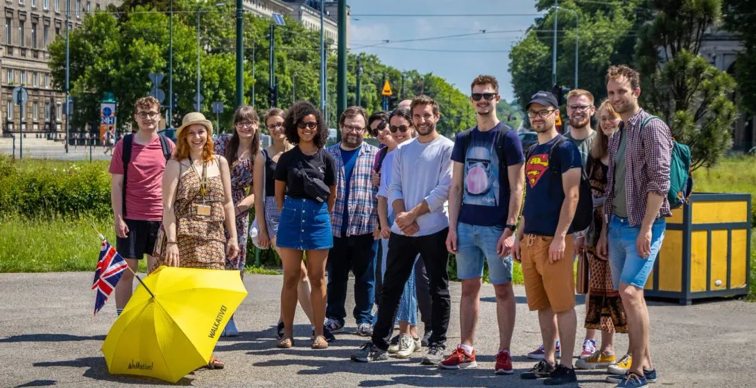 Fröhliche Touristen auf einer Walkative!-Stadtführung in Krakau, Polen.